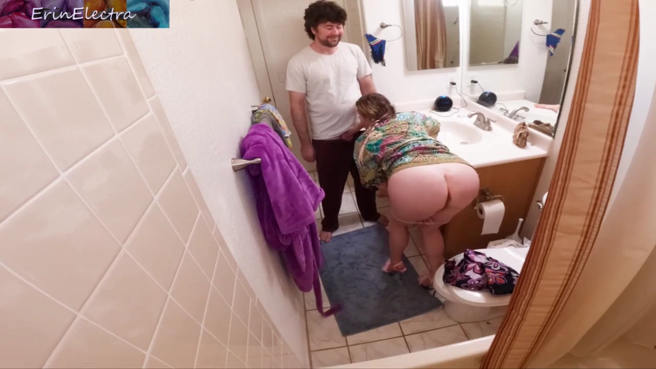 تدخل زوج ابني غير المصرح به في الحمام .. porn video