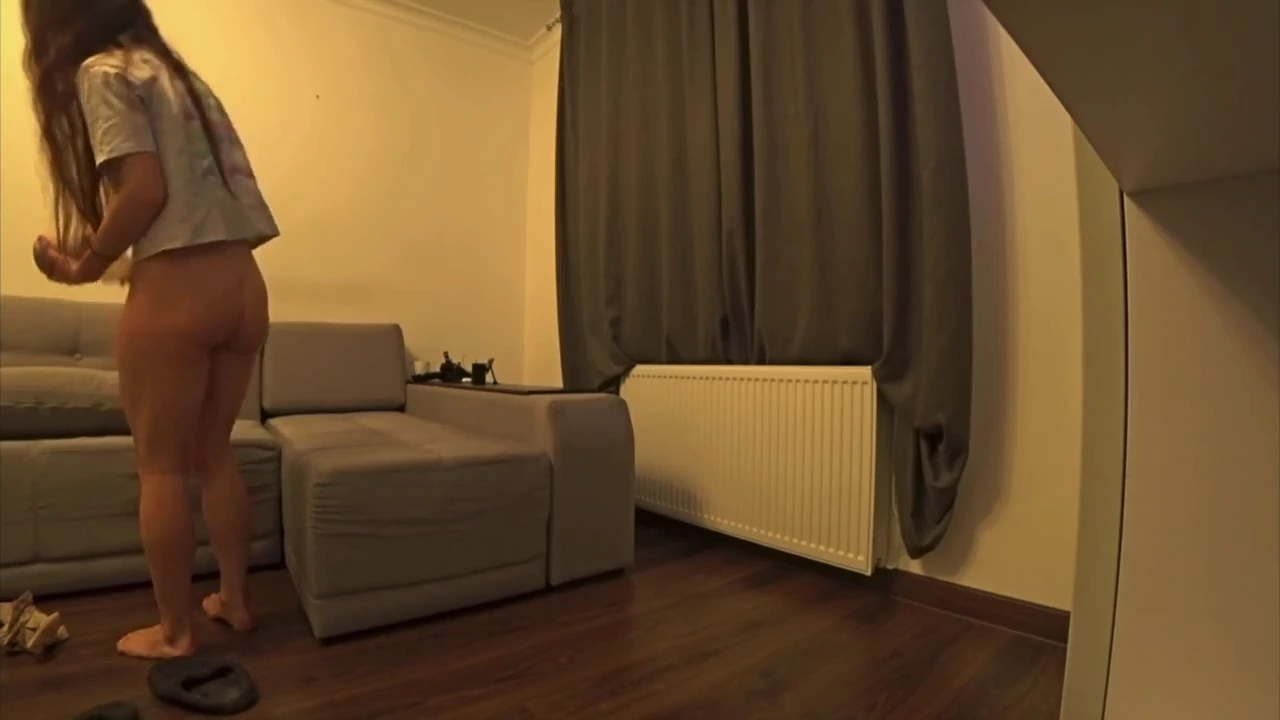 Een man en vrouw ondernemen intieme activiteiten na hun werkdag in een echte thuisopname. porn video